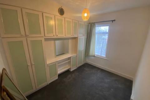 2 bedroom terraced house to rent, Ilford IG1