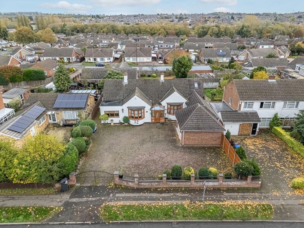 https://media.onthemarket.com/properties/16179210/1519628053/image-28-1024x1024.jpg