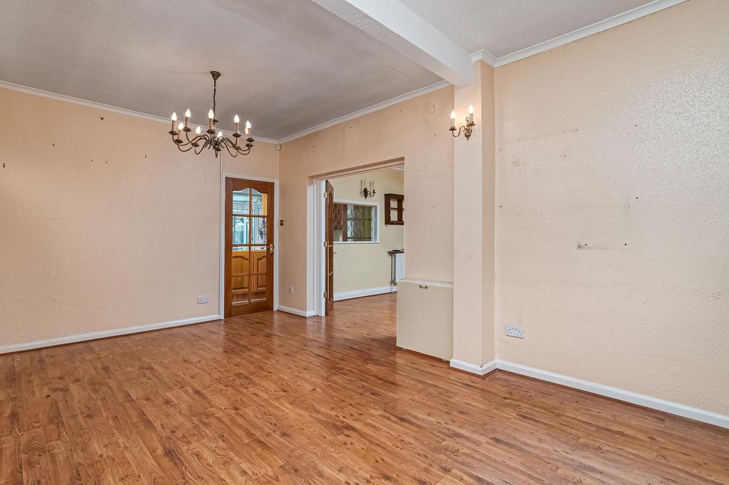 https://media.onthemarket.com/properties/16179210/1519628053/image-7-1024x1024.jpg