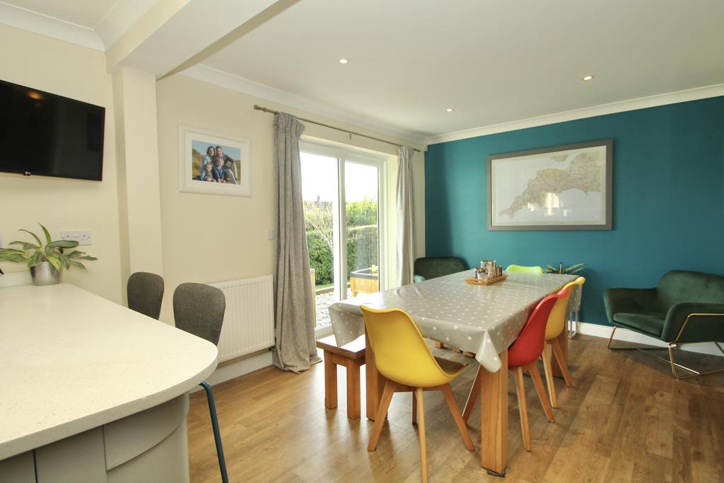 Breakfast Bar & Dining Area