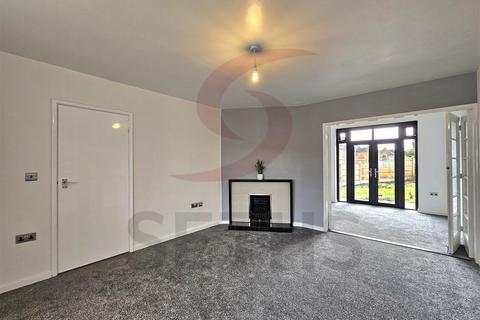 3 bedroom detached house to rent, Kingsgate Avenue, Leicester LE4