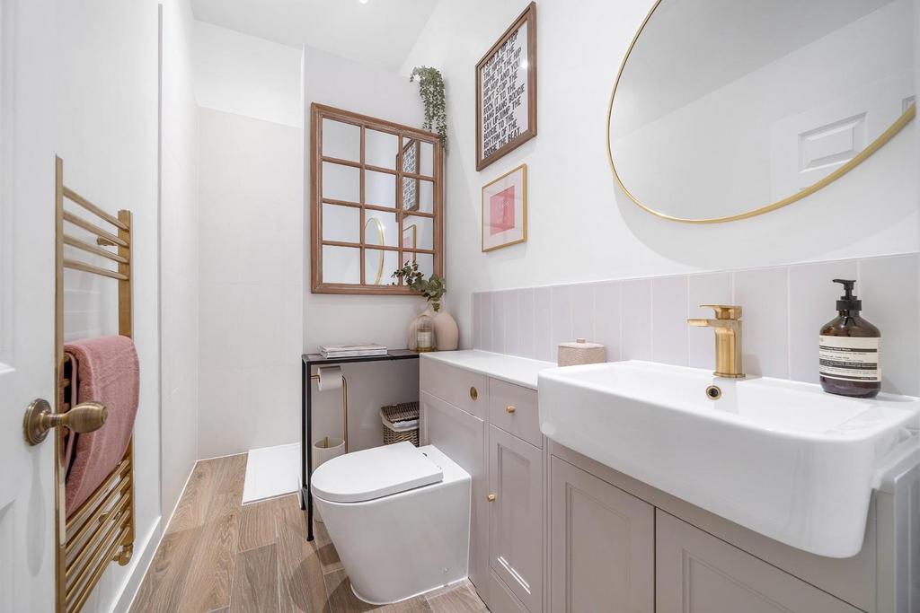 Bathroom (2).jpg