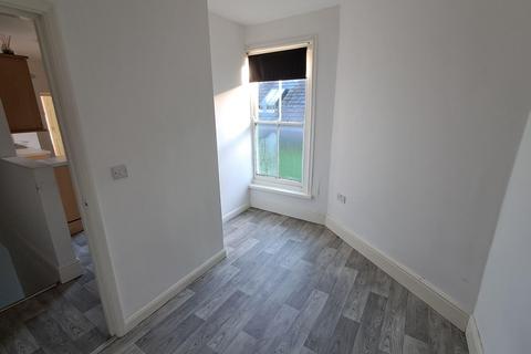 1 bedroom flat to rent, 28 Commercial Row, Pembroke Dock, Pembrokeshire