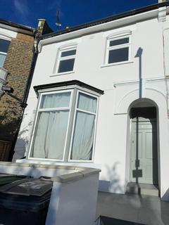 Studio to rent, St. Albans Crescent, London N22