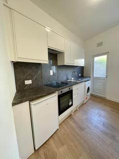 Studio to rent, St. Albans Crescent, London N22