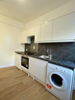 Studio to rent, St. Albans Crescent, London N22