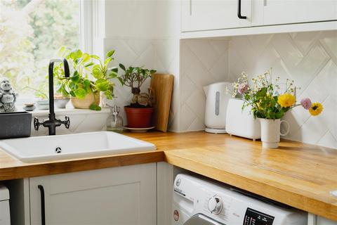 20 Bakers Way, Capel, Dorking, RH5 5JS