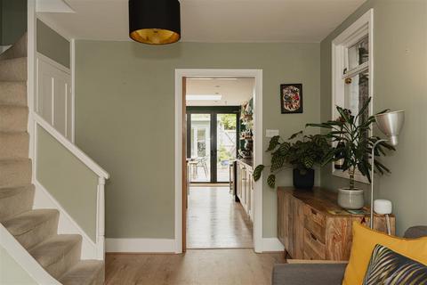15 Howard Road, Dorking, RH4 3HR