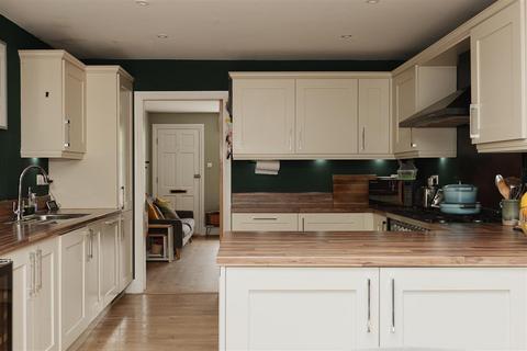 15 Howard Road, Dorking, RH4 3HR