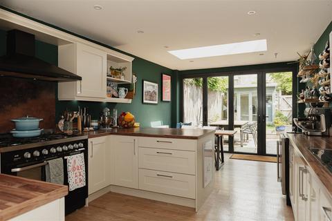 15 Howard Road, Dorking, RH4 3HR