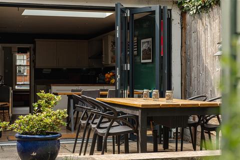 15 Howard Road, Dorking, RH4 3HR