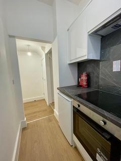 Studio to rent, St. Albans Crescent, London N22