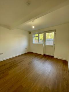 Studio to rent, St. Albans Crescent, London N22