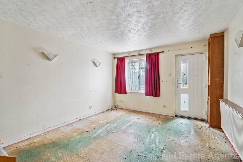 https://media.onthemarket.com/properties/16179345/1519630031/image-6-1024x1024.jpg