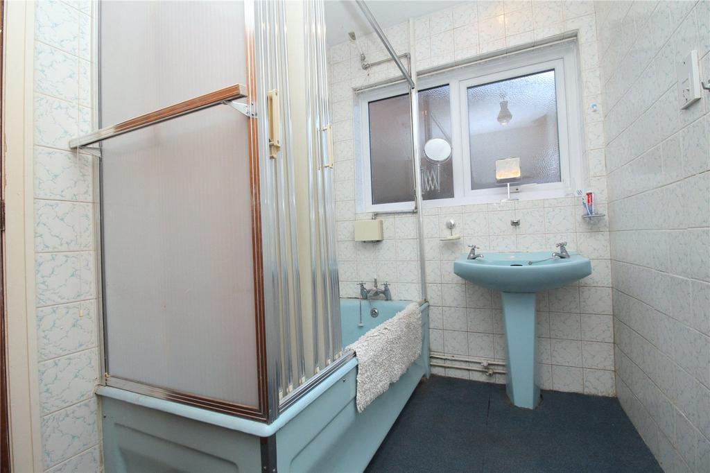 https://media.onthemarket.com/properties/16179381/1519630404/image-9-1024x1024.jpg