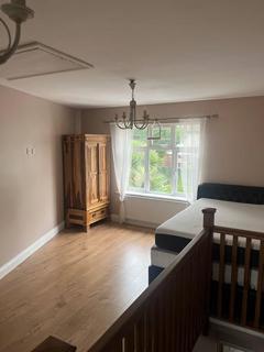 Studio to rent, Blacksmiths Close, Romford RM6