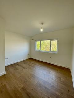 Studio to rent, St. Albans Crescent, London N22