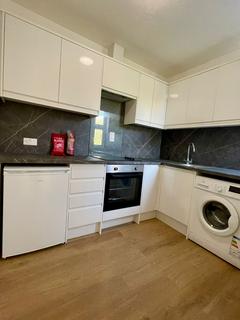 Studio to rent, St. Albans Crescent, London N22