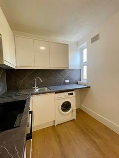 Studio to rent, St. Albans Crescent, London N22