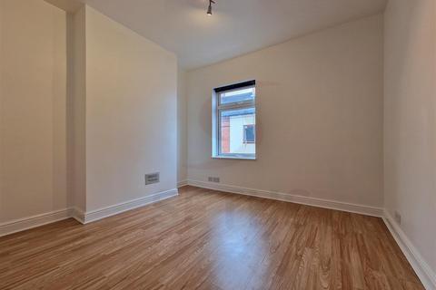 2 bedroom end of terrace house to rent, Brook Street, Leicester LE4