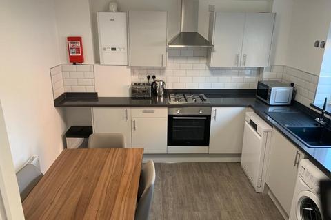 4 bedroom flat to rent, Welton Road, Hyde Park, Leeds