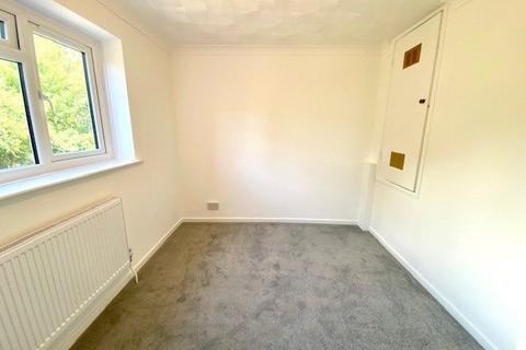 2 bedroom terraced house to rent, Vixen Close, Hampshire PO14