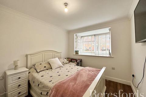 2 bedroom apartment for sale, Warwick Close, Hornchurch, RM11