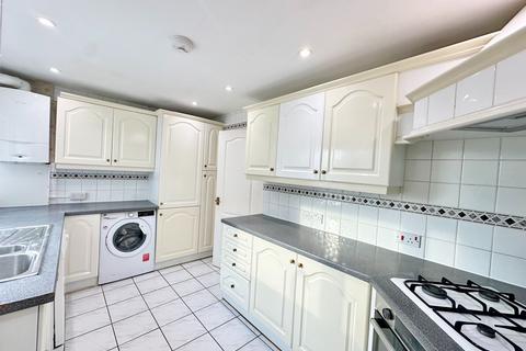 2 bedroom flat to rent, Regents Park Road, London N3