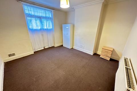 3 bedroom semi-detached house to rent, Farley Hill, Luton, Bedfordshire, LU1 5HQ