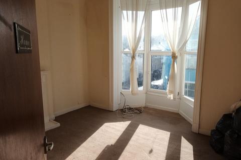 2 bedroom flat to rent, c Queen Street, Pembroke Dock