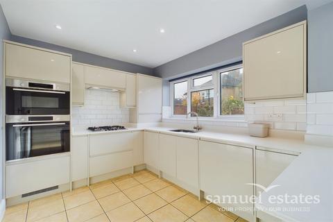 5 bedroom end of terrace house to rent, Elm Way, Epsom, KT19