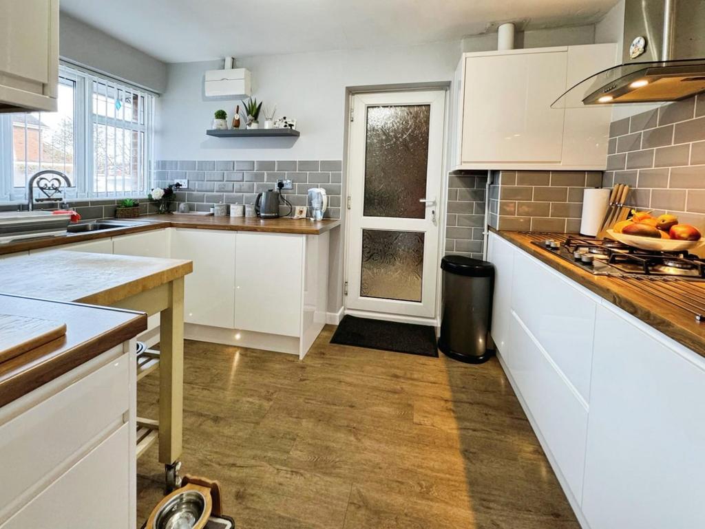 8f2b3b07-Kitchen2.jpg