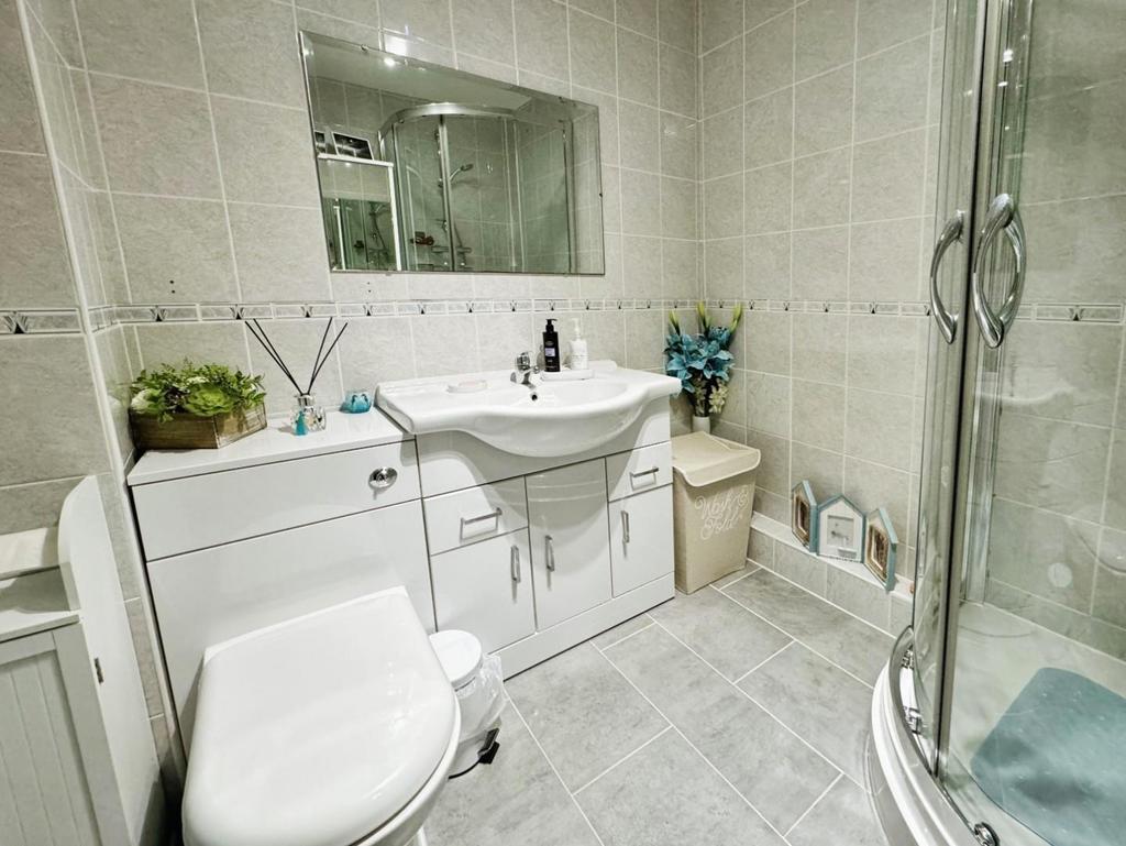 956200d3-Shower 20 Room.jpg