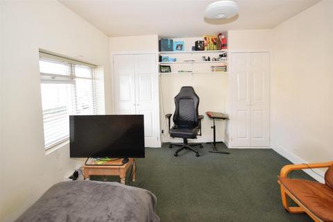 Studio to rent, Cleveland Road, New Malden KT3