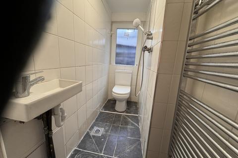 Studio to rent, Inwood Road, HOUNSLOW, TW3