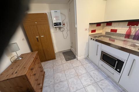 Studio to rent, Inwood Road, HOUNSLOW, TW3