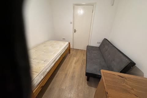 Studio to rent, Inwood Road, HOUNSLOW, TW3