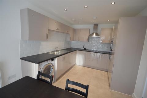 3 bedroom house to rent, Woolton Close, Manchester M5