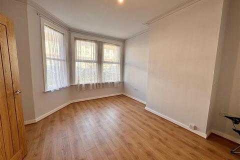 3 bedroom terraced house to rent, Trinity Road, Southend-On-Sea