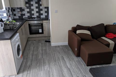 2 bedroom property to rent, Ilford IG1