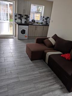 2 bedroom property to rent, Ilford IG1