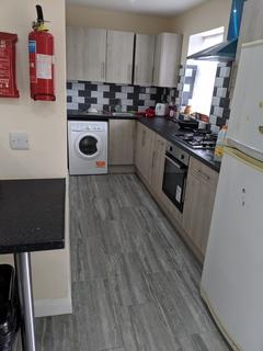 2 bedroom property to rent, Ilford IG1