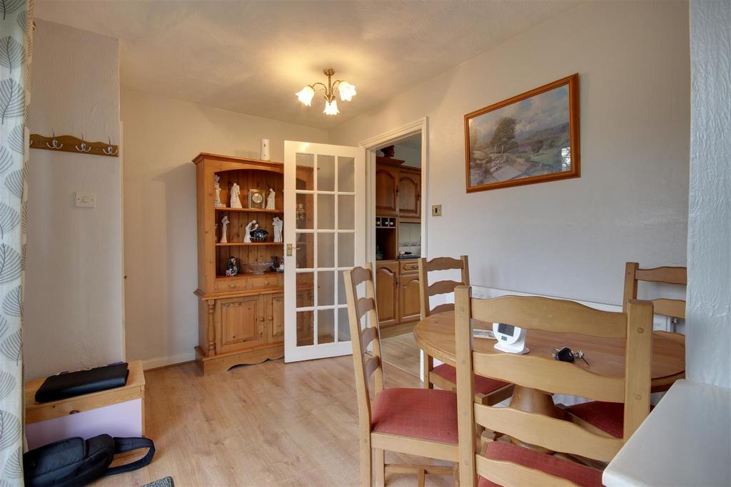 Entrance Hall/Dining Area