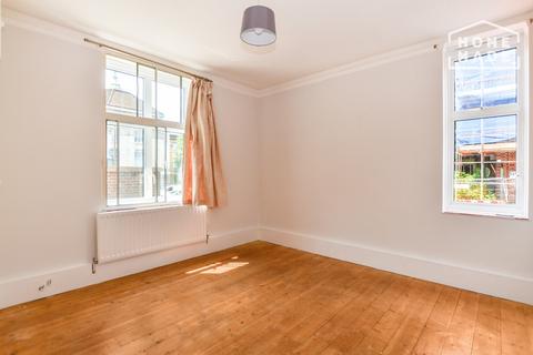 2 bedroom ground floor flat to rent, Fairfield Drive SW18