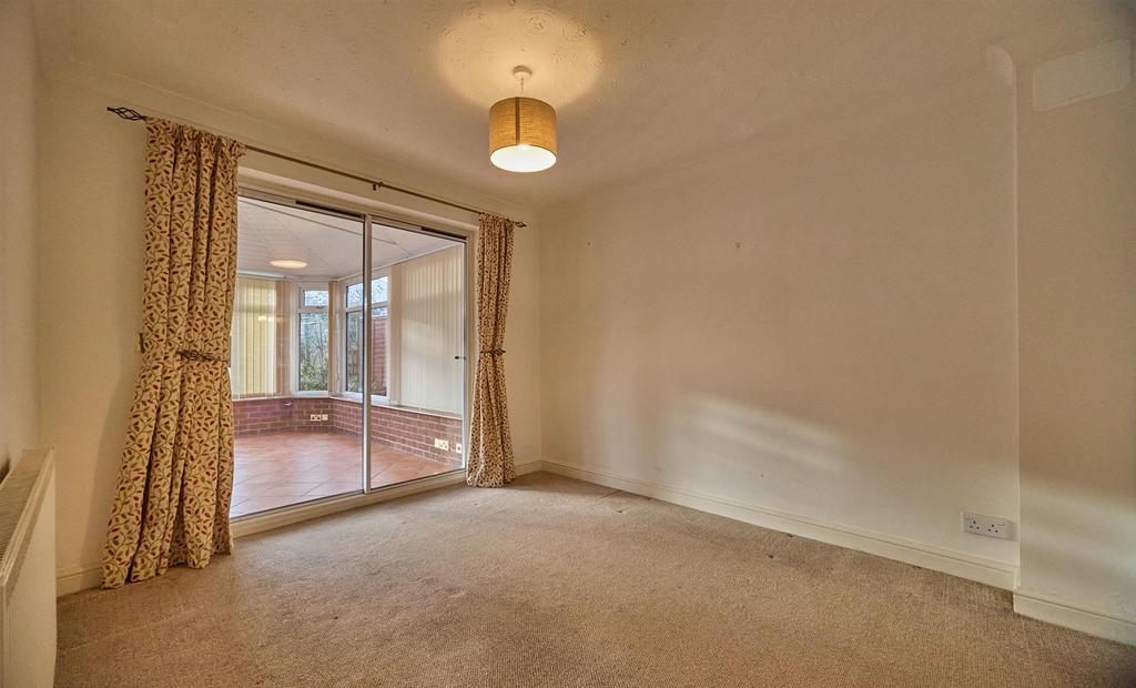 https://media.onthemarket.com/properties/16180224/1519637783/image-7-1024x1024.jpg