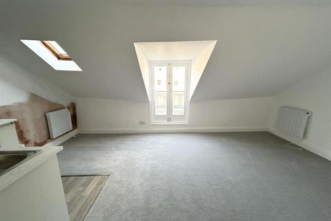 Studio to rent, Lansdowne Place, Hove