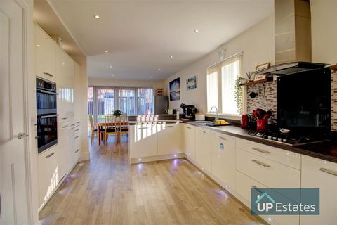 4 bedroom detached house for sale, Flanders Close, Burbage