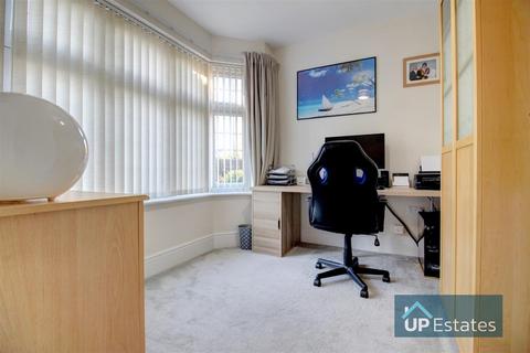 21 Flanders Close, Burbage, Hinckley, LE10 2FN
