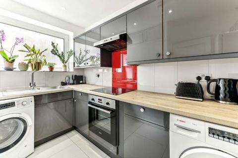 3 bedroom flat for sale, Queensborough Mews, London W2