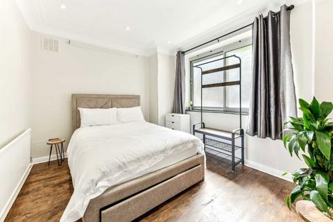 3 bedroom flat for sale, Queensborough Mews, London W2